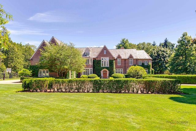 view of front of home featuring a front lawn