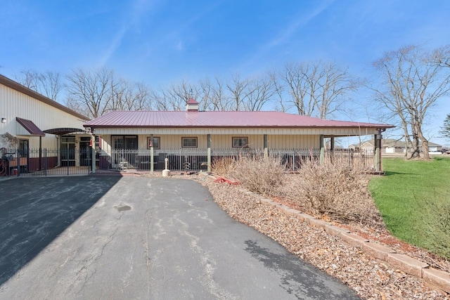 22915 Mcguire Rd, Wilmington, IL 60481 - rear view of property featuring a chimney and fence