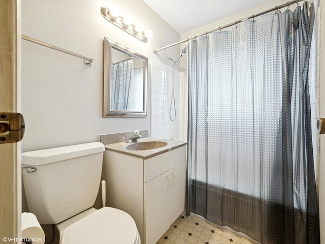 full bath with shower / tub combo with curtain, vanity, and toilet