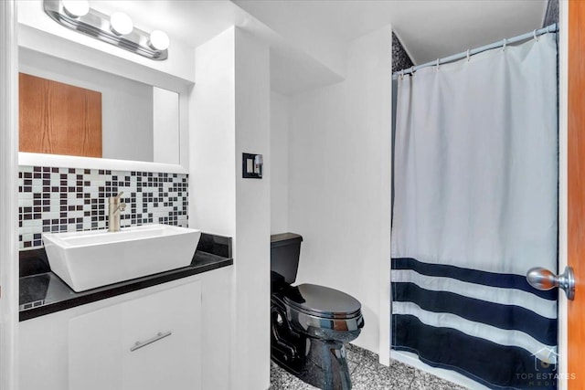 bathroom with tasteful backsplash, a shower with shower curtain, vanity, and toilet