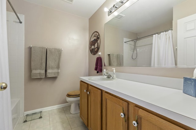 bathroom with baseboards, visible vents, toilet, shower / tub combo with curtain, and vanity