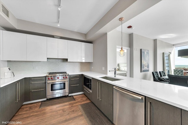 kitchen featuring visible vents, a sink, light countertops, appliances with stainless steel finishes, and tasteful backsplash