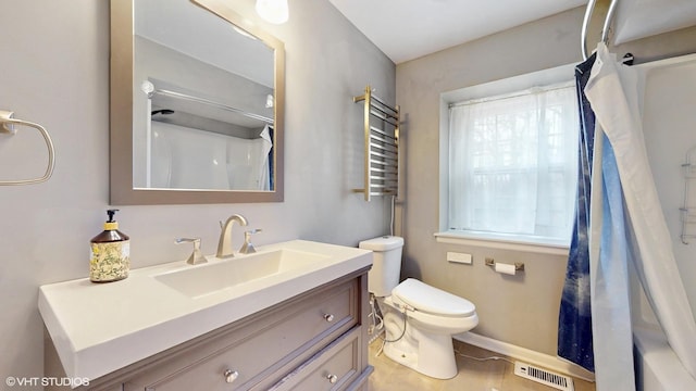 full bathroom with baseboards, visible vents, toilet, a shower with curtain, and vanity