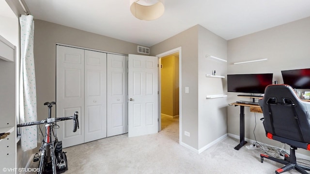 exercise room with carpet, visible vents, and baseboards