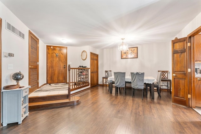 sitting room with visible vents, an inviting chandelier, and wood finished floors