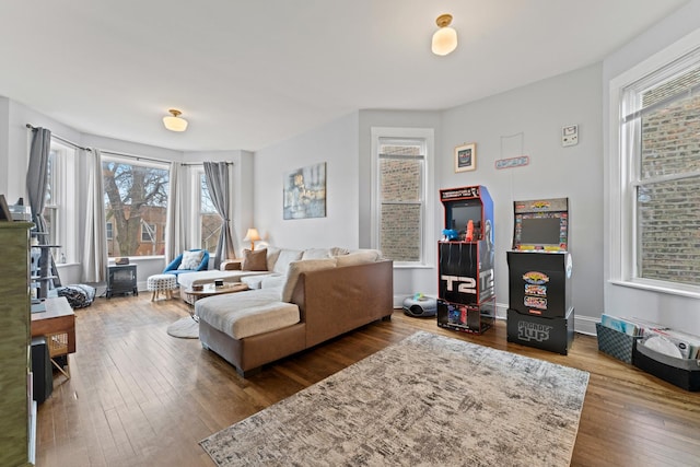 living area with wood-type flooring and baseboards