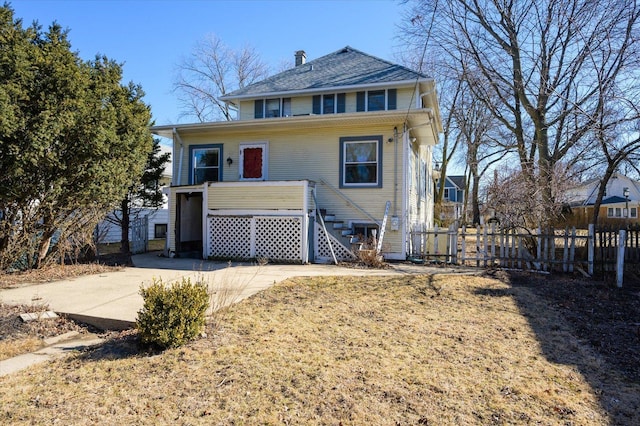 view of front of property featuring fence