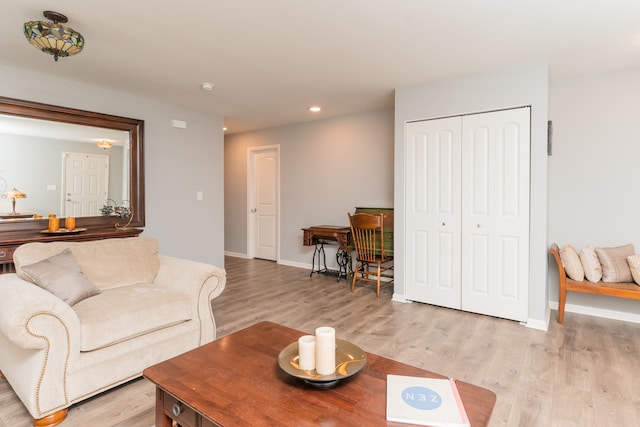 living area featuring recessed lighting, light wood-style flooring, and baseboards