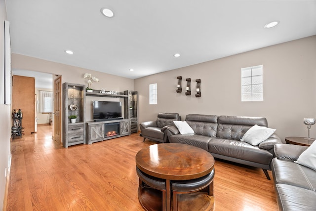 living room featuring light wood finished floors, plenty of natural light, and recessed lighting