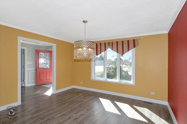 unfurnished dining area with baseboards, visible vents, dark wood-type flooring, crown molding, and a notable chandelier