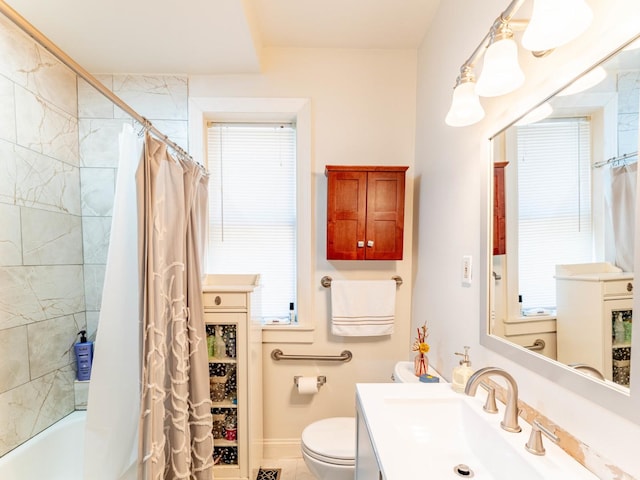 bathroom with toilet, baseboards, vanity, and shower / tub combo with curtain