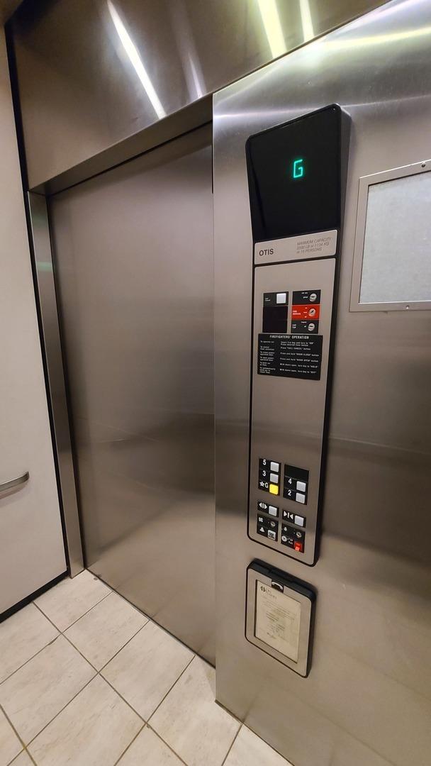 room details featuring elevator