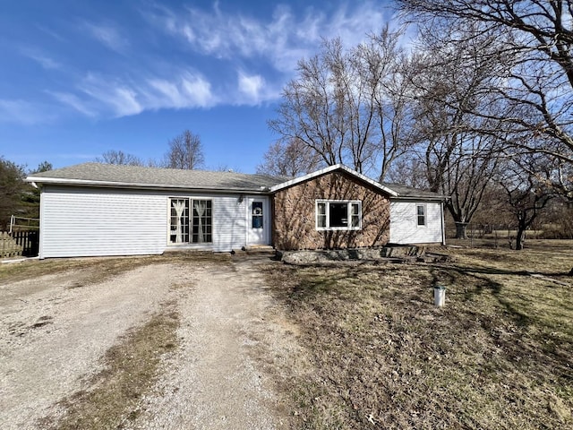 ranch-style house with driveway