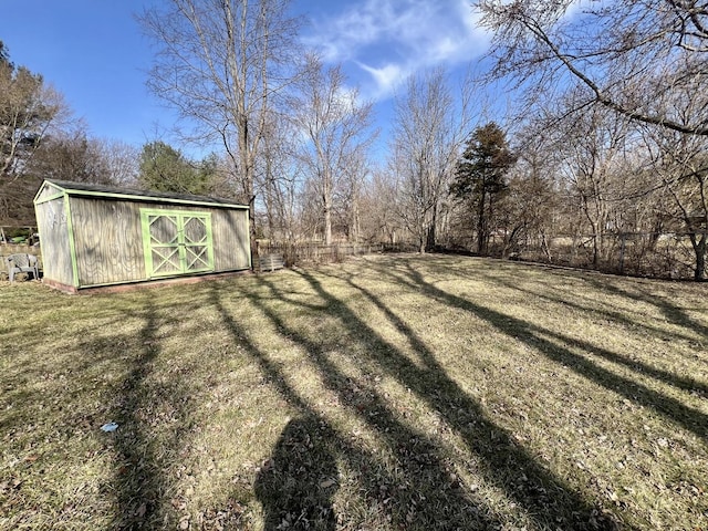 view of yard featuring a storage unit and an outdoor structure