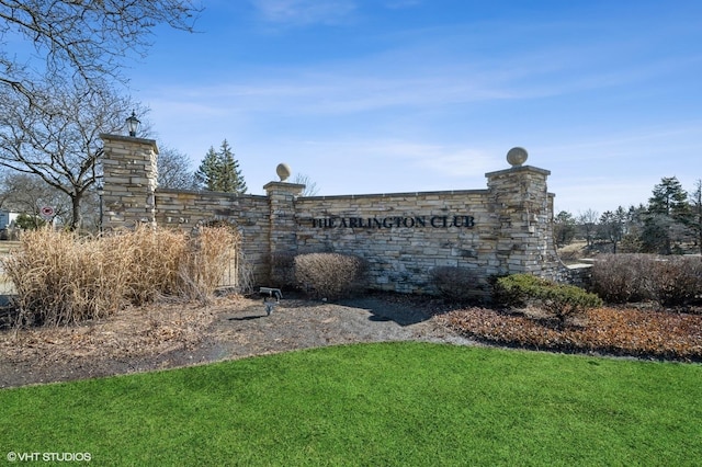 community sign with a lawn