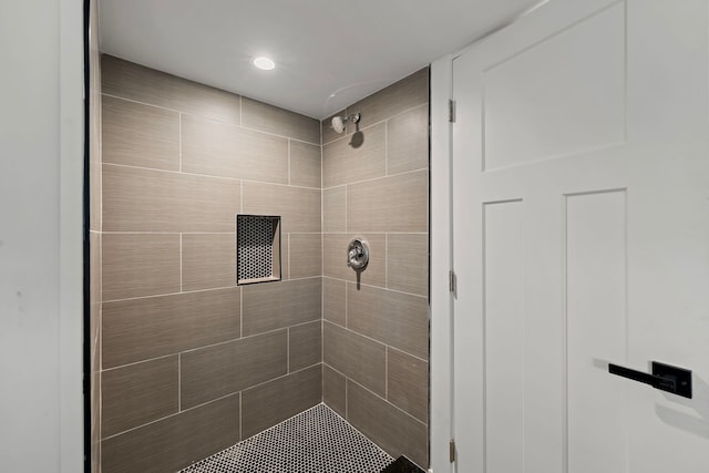 full bathroom featuring tiled shower