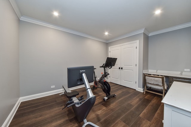 workout room with dark wood-type flooring, recessed lighting, crown molding, and baseboards