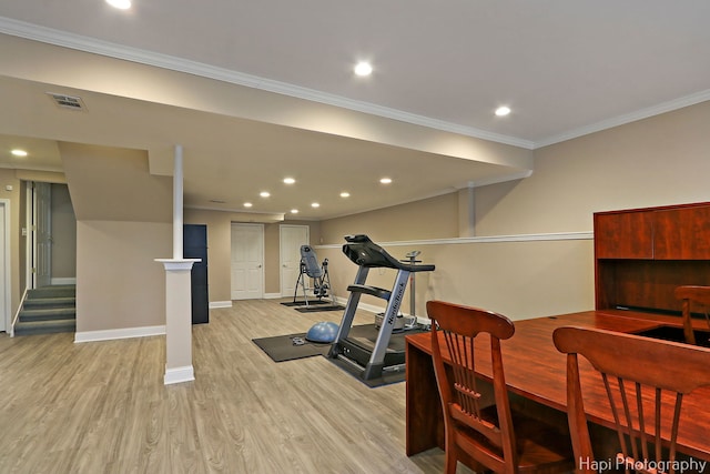 workout room with light wood-type flooring, visible vents, ornamental molding, recessed lighting, and baseboards