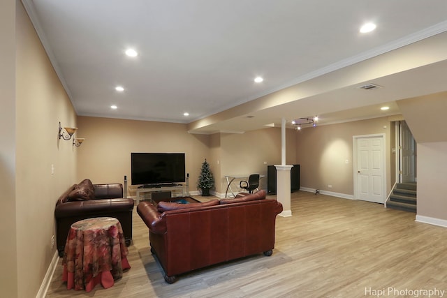 living room with baseboards, visible vents, light wood-style flooring, recessed lighting, and crown molding