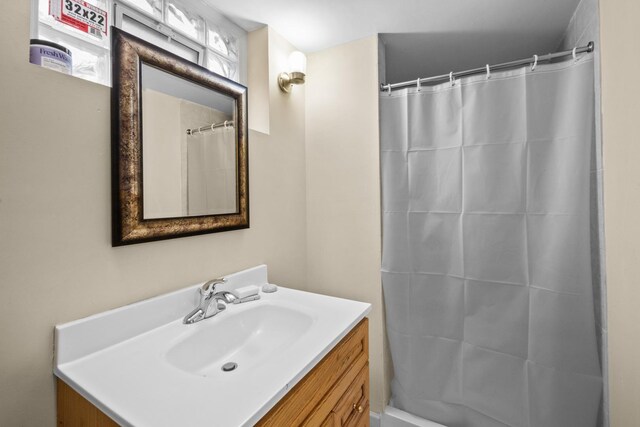 full bath featuring vanity and a shower with shower curtain