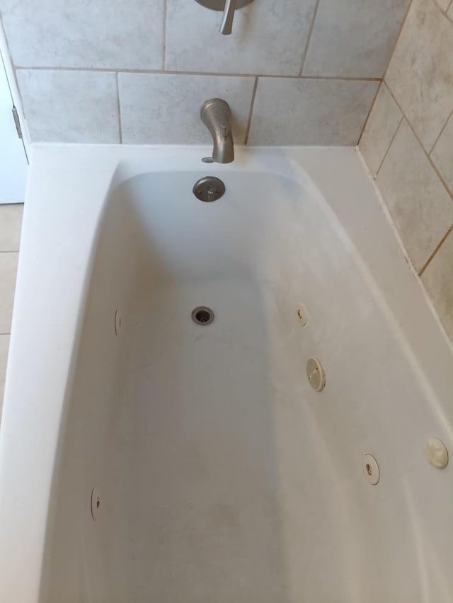 5348 S Peoria St, Chicago, IL 60609 - bathroom view of a tub with jets