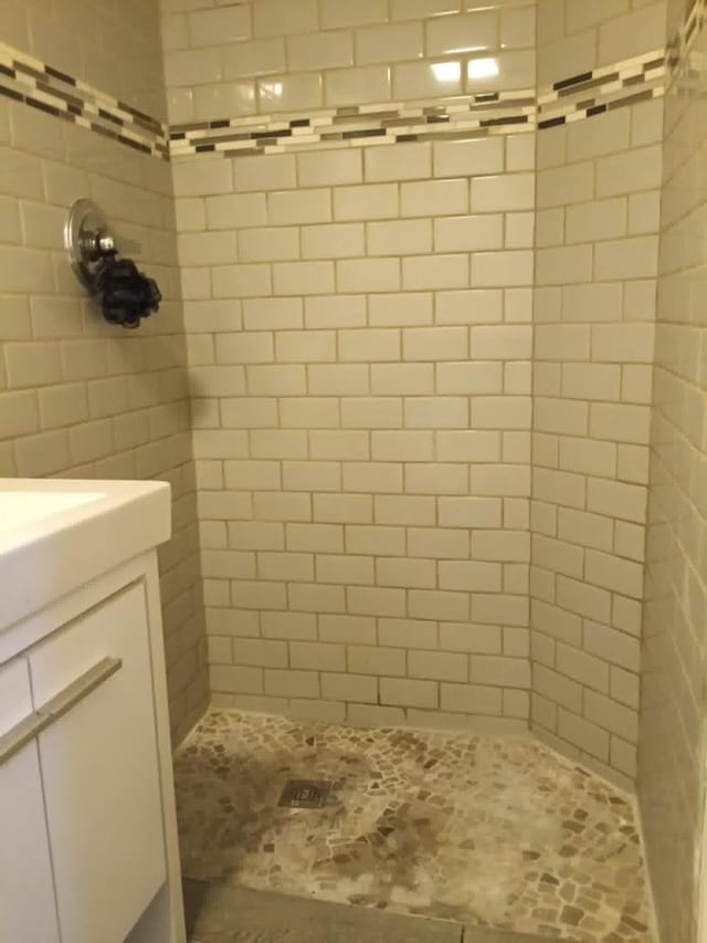5348 S Peoria St, Chicago, IL 60609 - full bathroom featuring tiled shower and vanity