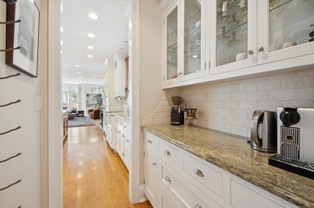 384 Provident Ave, Winnetka, IL 60093 - bar area with light wood finished floors, backsplash, and recessed lighting
