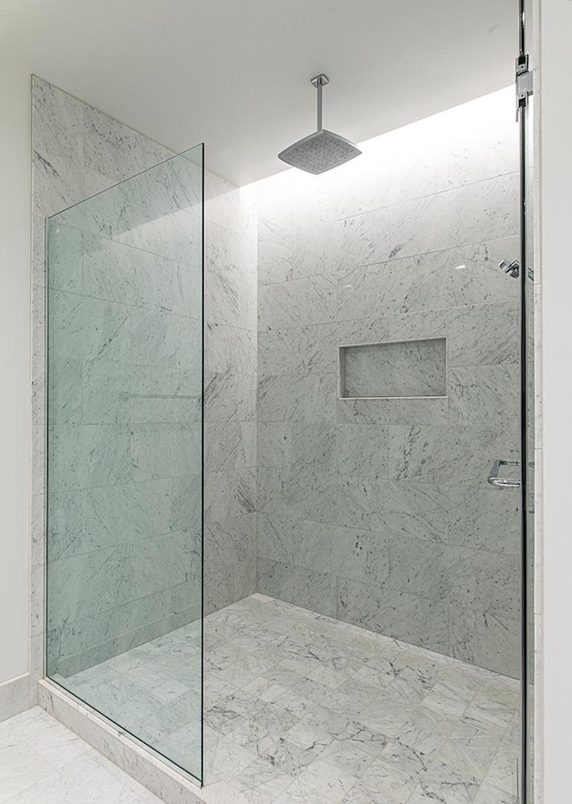 bathroom featuring tiled shower