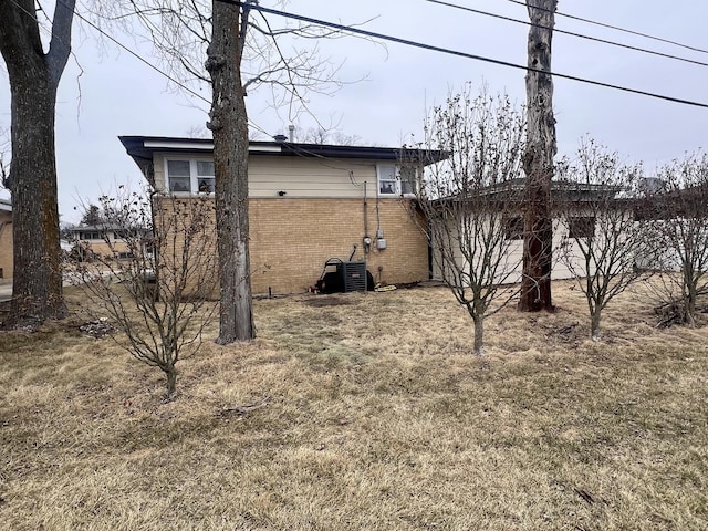 view of yard with cooling unit