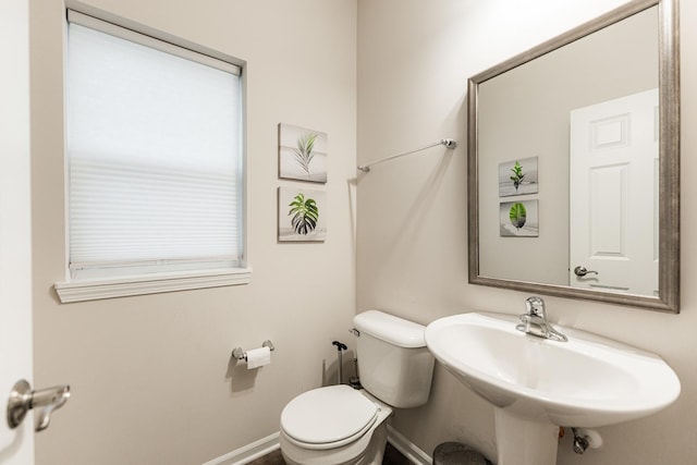 1125 Juniper Dr, Sycamore, IL 60178 - bathroom featuring toilet, baseboards, and a sink