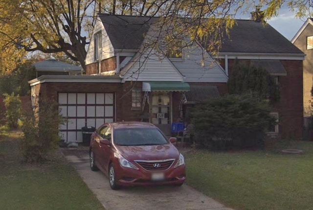 view of front of house featuring a shingled roof, a garage, and a front lawn