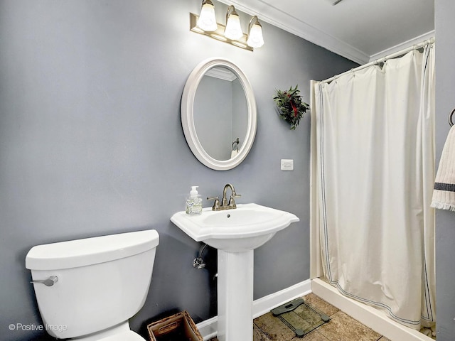 bathroom featuring curtained shower, toilet, baseboards, and ornamental molding