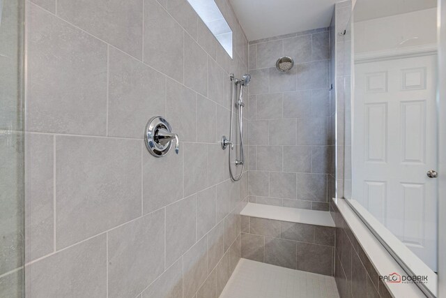 full bathroom featuring tiled shower