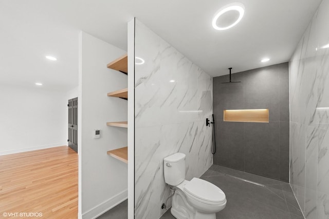 full bath featuring tiled shower, wood finished floors, toilet, and recessed lighting