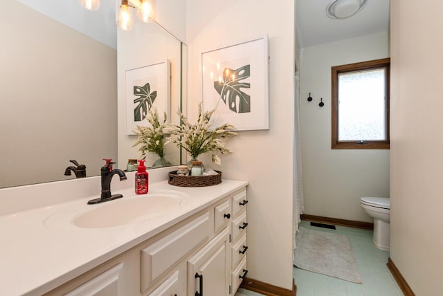 full bathroom featuring visible vents, baseboards, toilet, and vanity