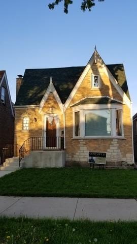 view of front of home with a front yard