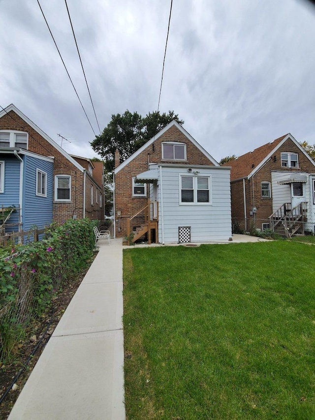 view of front facade with a front yard