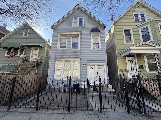 view of front of property featuring a fenced front yard