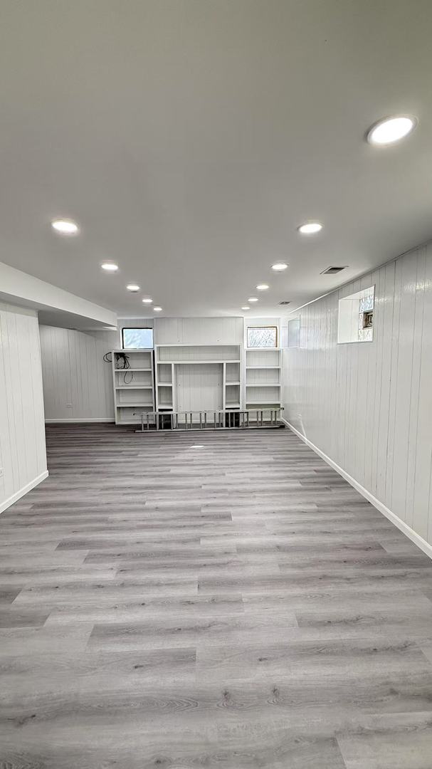 basement with baseboards, visible vents, wood finished floors, and recessed lighting