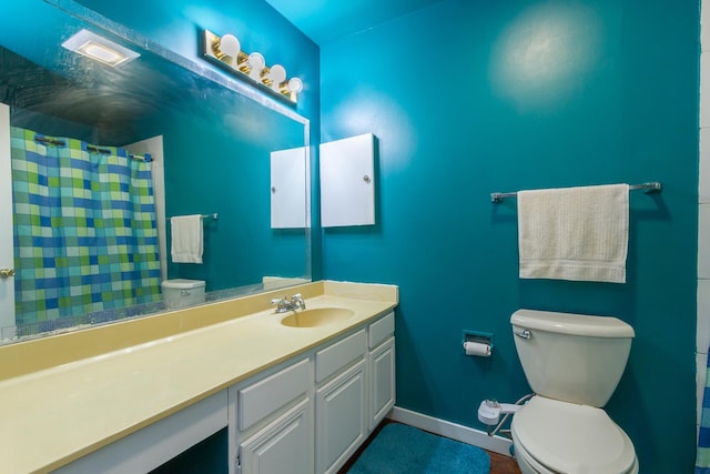 full bath with a shower with curtain, baseboards, vanity, and toilet