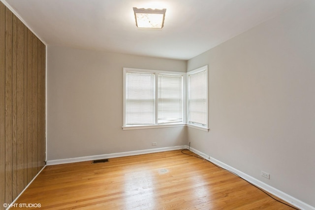 6118 N Kimball Ave, Chicago, IL 60659 - unfurnished room with light wood-style floors, baseboards, and visible vents