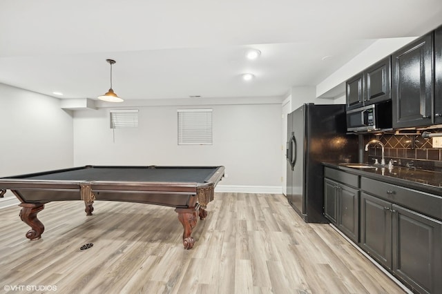 playroom featuring baseboards, light wood-style flooring, pool table, a sink, and recessed lighting