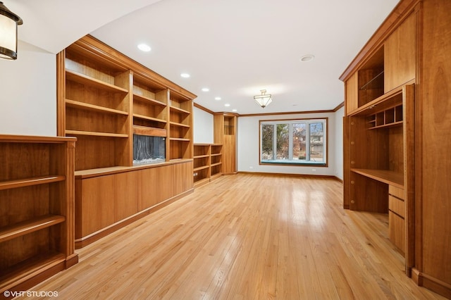 interior space featuring light wood-style flooring, recessed lighting, baseboards, built in study area, and crown molding