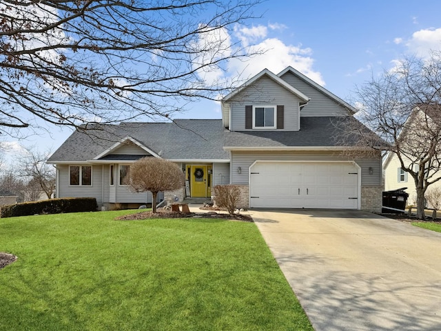 view of front facade featuring driveway, a shingled roof, and a front yard