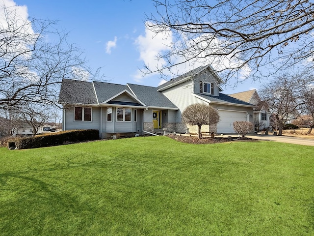 view of front facade featuring driveway, a garage, and a front yard