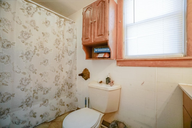 full bath featuring tile patterned flooring, tile walls, toilet, a shower with curtain, and vanity