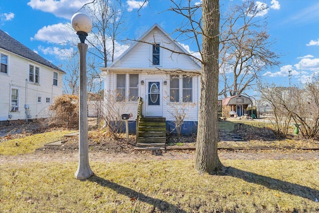 bungalow featuring entry steps and a front yard