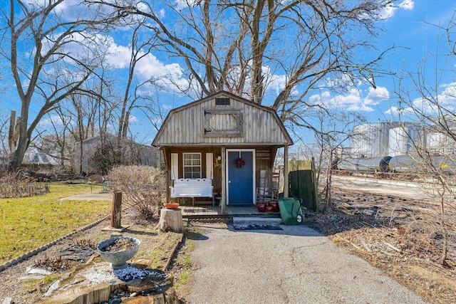 view of outbuilding with an outbuilding