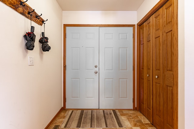 entryway featuring baseboards