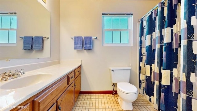 full bath featuring a shower with curtain, baseboards, toilet, and vanity